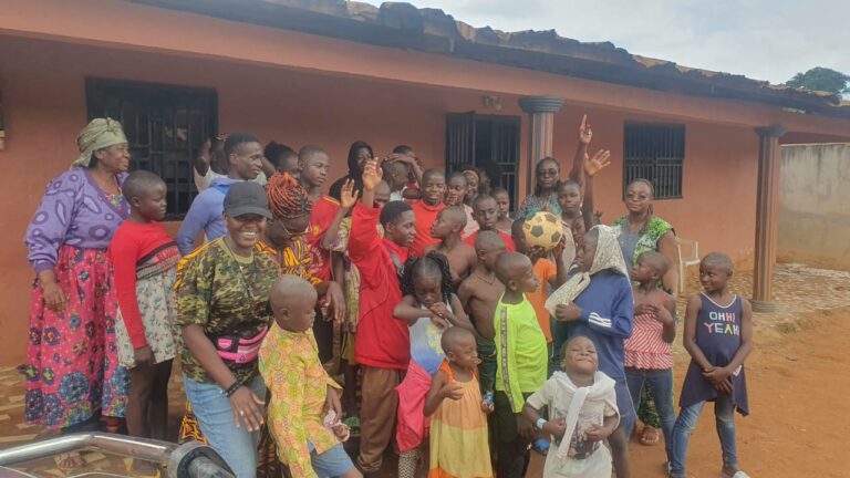 Une Rencontre Émouvante avec l&rsquo;Orphelinat Bon Berger de Nkoabang : La Visite des Messagers de la Miséricorde