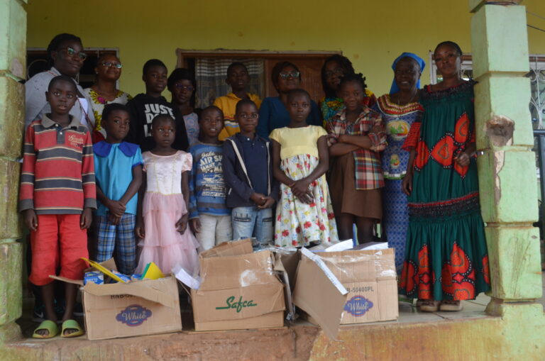 Visite des Messagers de la Miséricorde à l&rsquo;Orphelinat Sainte Famille de Borne 12