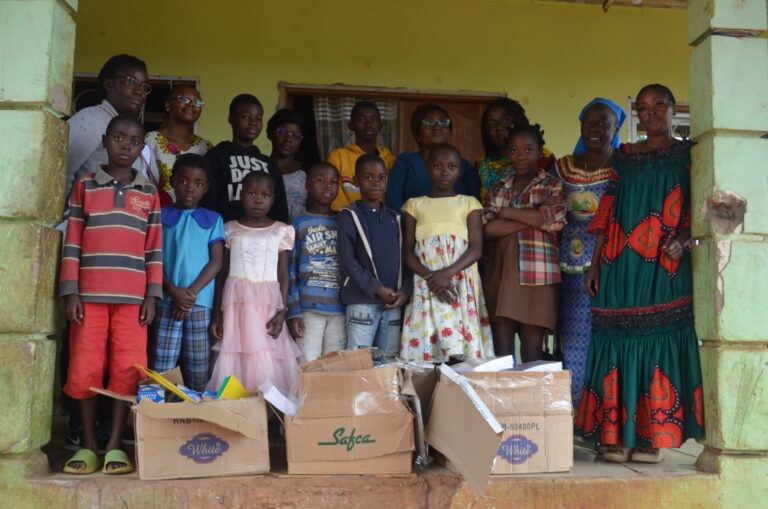 Visite Touchante des Messagers de la Miséricorde à l&rsquo;Orphelinat Sainte Famille de Borne 12