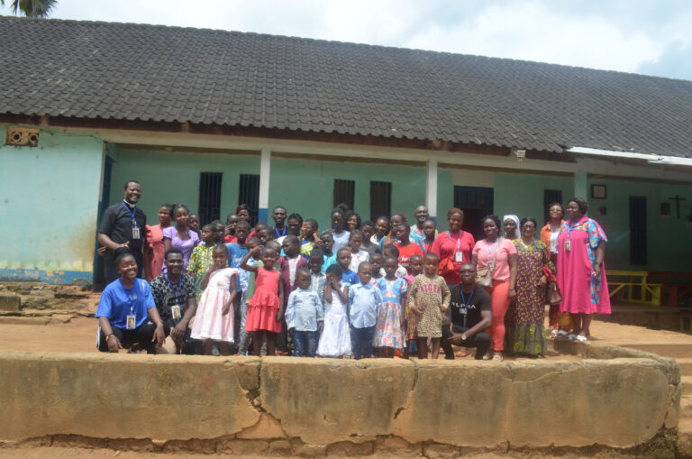 Visite des Messagers de la Miséricorde à l&rsquo;Orphelinat de Nkolmebanga par SA&rsquo;A