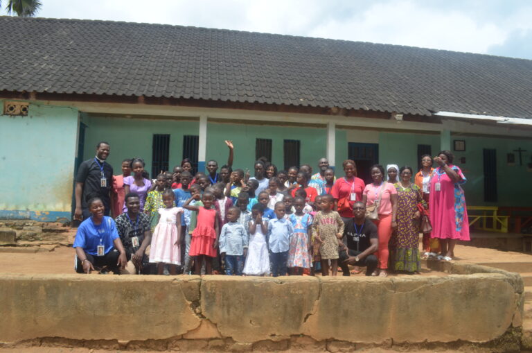 La Famille des Messagers de la Miséricorde en Mission à l&rsquo;Orphelinat de Nkolmebanga par SA&rsquo;A : Une Première au-delà de Yaoundé
