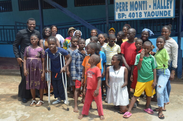 Visite des Messagers de la Miséricorde au Foyer Père Monti de Nkongoa