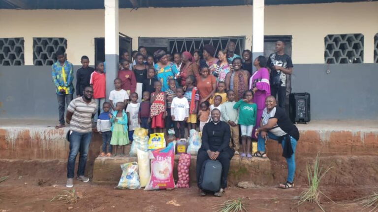 Visite des Messagers de la Miséricorde à l&rsquo;Orphelinat Sainte Famille de MESSAMENDONGO